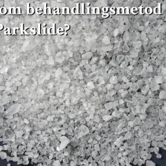 En stor hög med grovt salt. Frågan ställs om salt som behandlingsmetod mot parkslide.