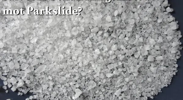 En stor hög med grovt salt. Frågan ställs om salt som behandlingsmetod mot parkslide.